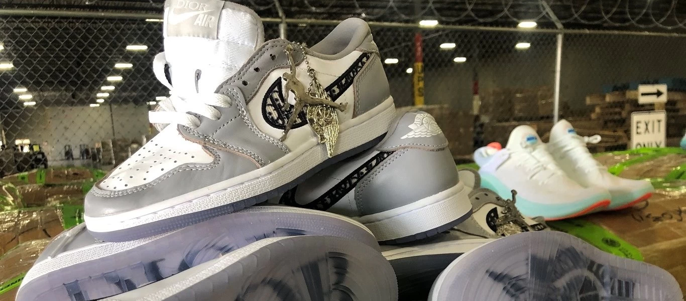 ΗΠΑ: Αντί για μπάλες γκολφ βρήκαν και κατέσχεσαν «μαϊμού» παπούτσια αξίας 3,6 εκατ. δολαρίων